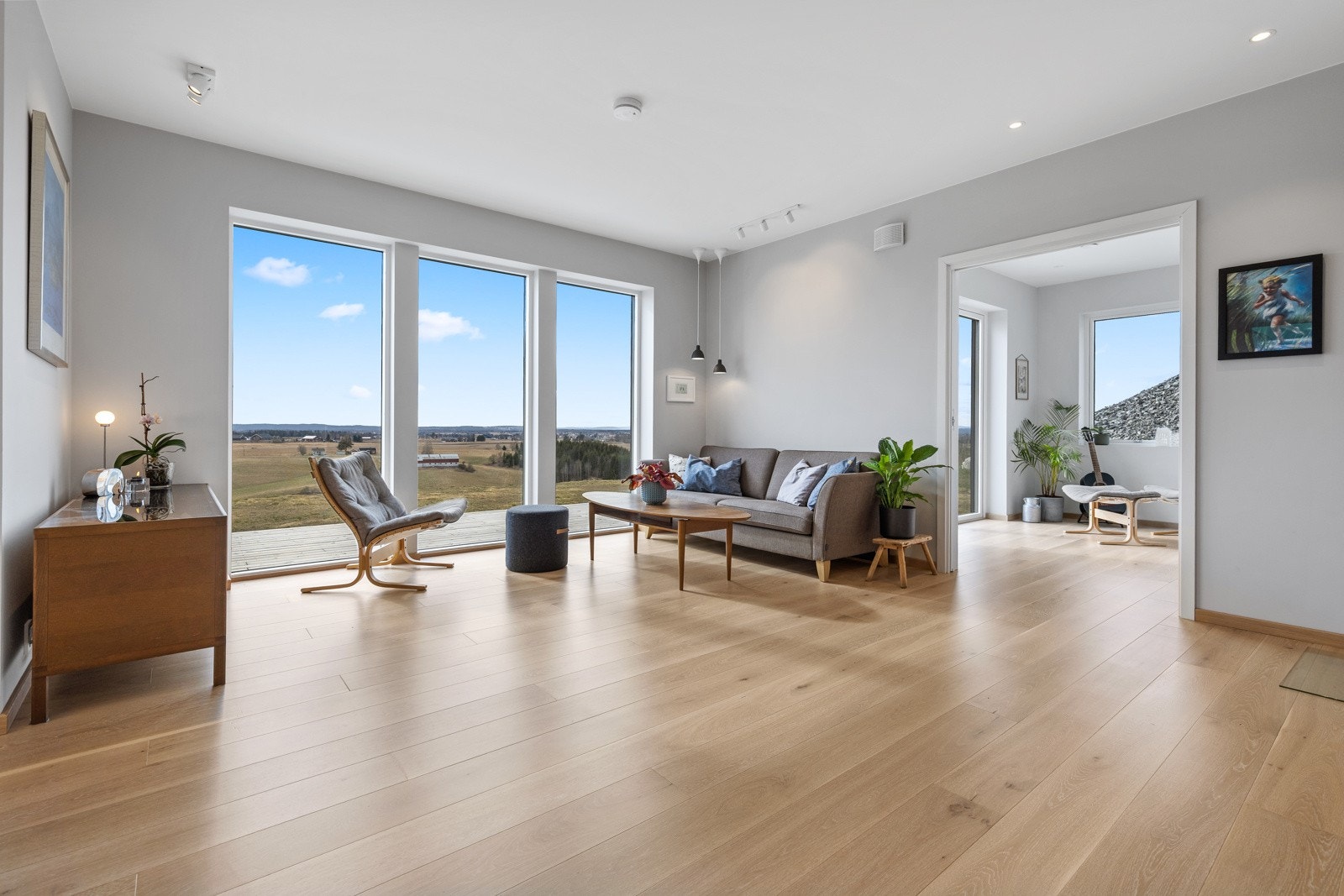 Gode vindusflater i flere himmelretninger slipper inn rikelig med lys og gir en meget luftig romfølelse. Galleribilde