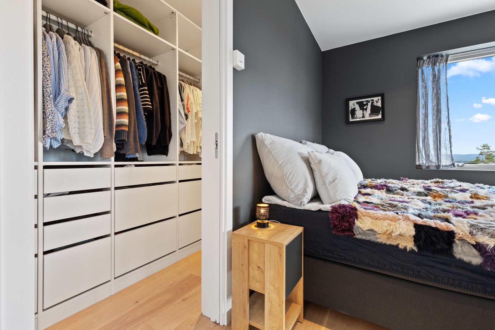 Direkte tilgang til egen walk-in garderobe. Galleribilde