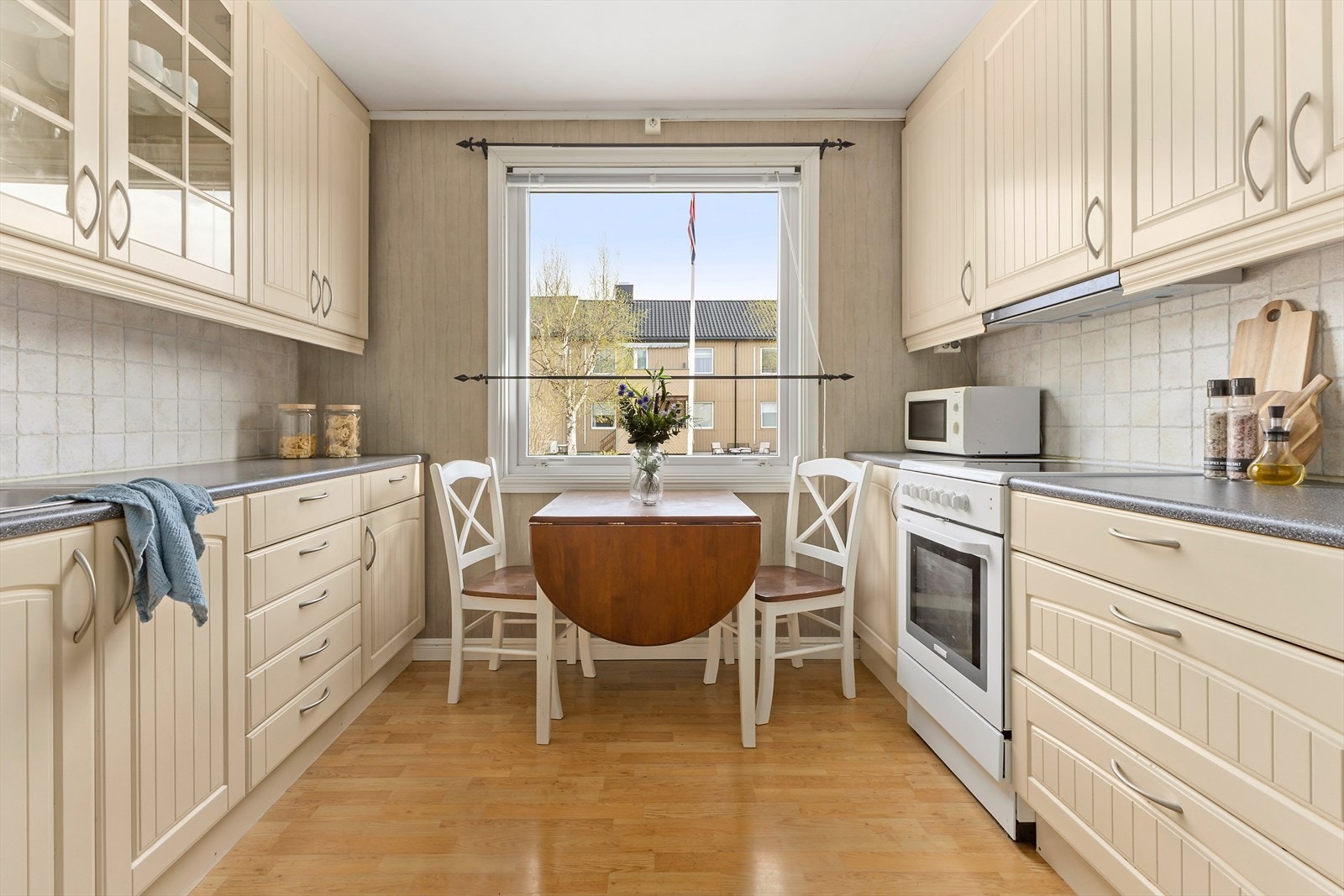 Kjøkkenet er av god størrelse med innredning langs to vegger, og plass for frokostbordet under vindu. Galleribilde