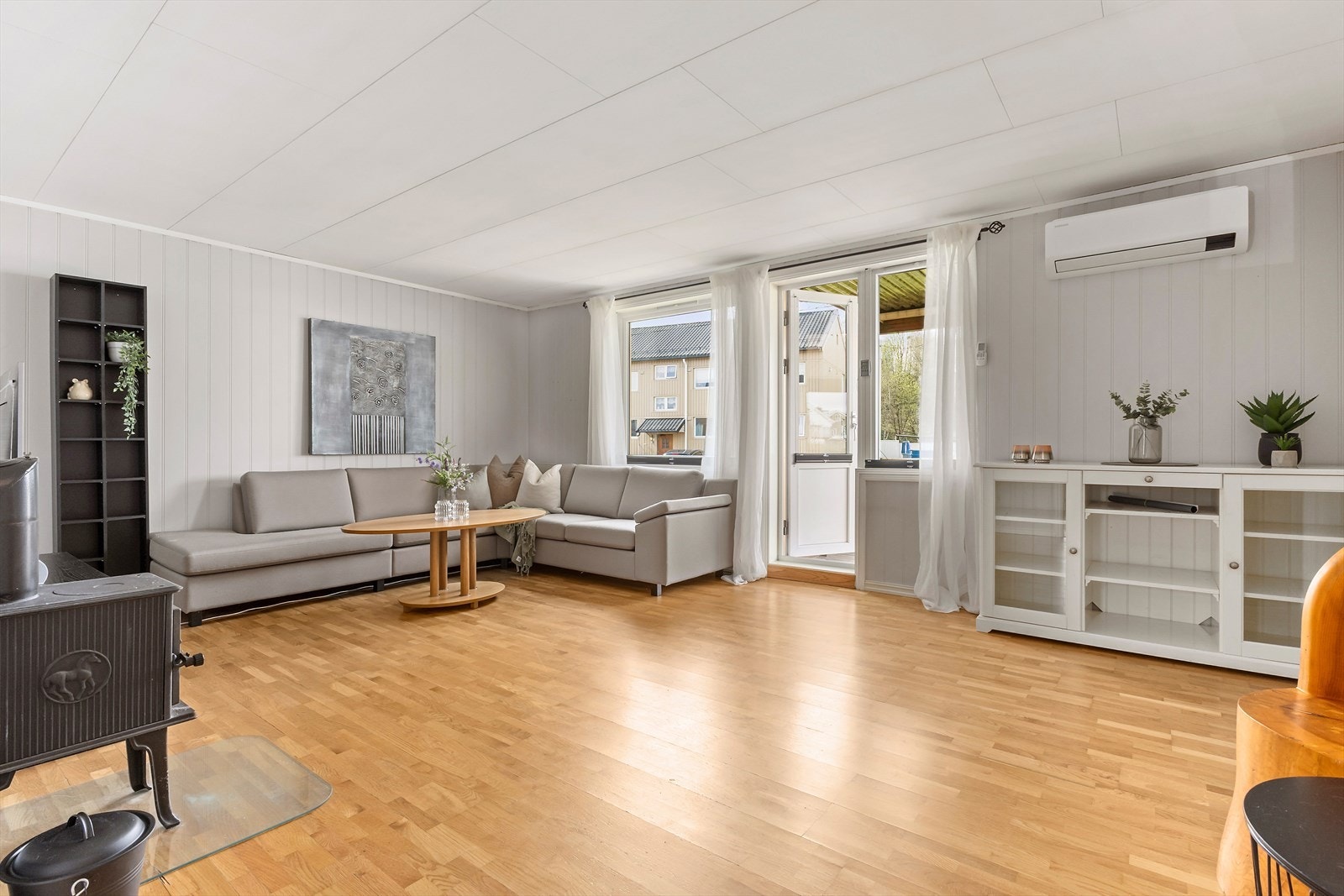 Velkommen til Andreas Markussons vei 4! En lys og koselig 3-roms leilighet på Sagbakken. Fra stue er det utgang til balkong med videre nedgang til stort, felles grøntareal. Foto: Marte Hansen. Galleribilde