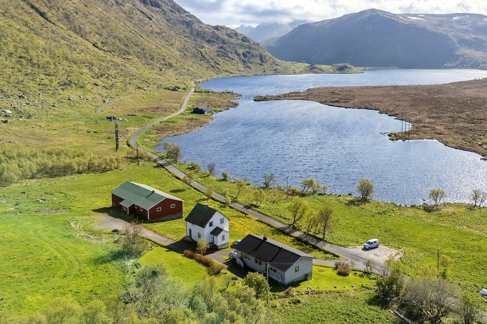 Innholdsrik eiendom med 2 eneboliger og et tidligere driftsbygning med geiter. Galleribilde