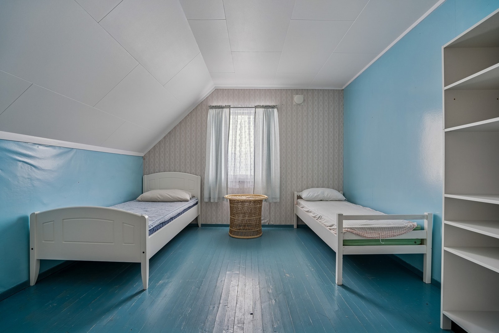 Soverom 3 av 4 på loftet, vi har ikke bilde av siste soverommet, men det er tilsvarende standard og størrelse. Galleribilde