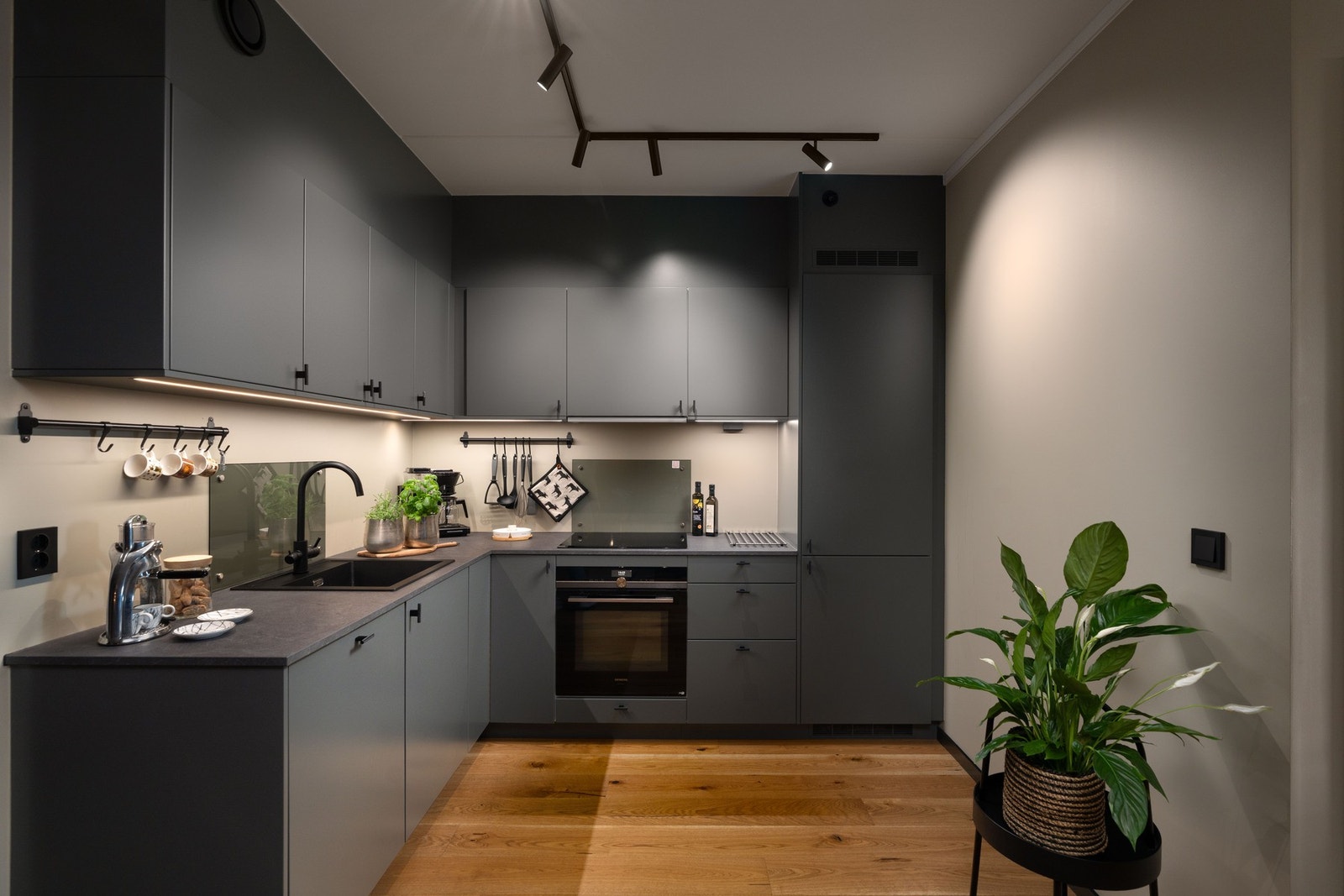 Kjøkkeninnredningen fra Drømmekjøkkenet har rikelig med skapplass. Hvitevarene er i førsteklasses kvalitet fra Siemens Studio Line med Home Connect funksjon for styring via mobilen Galleribilde