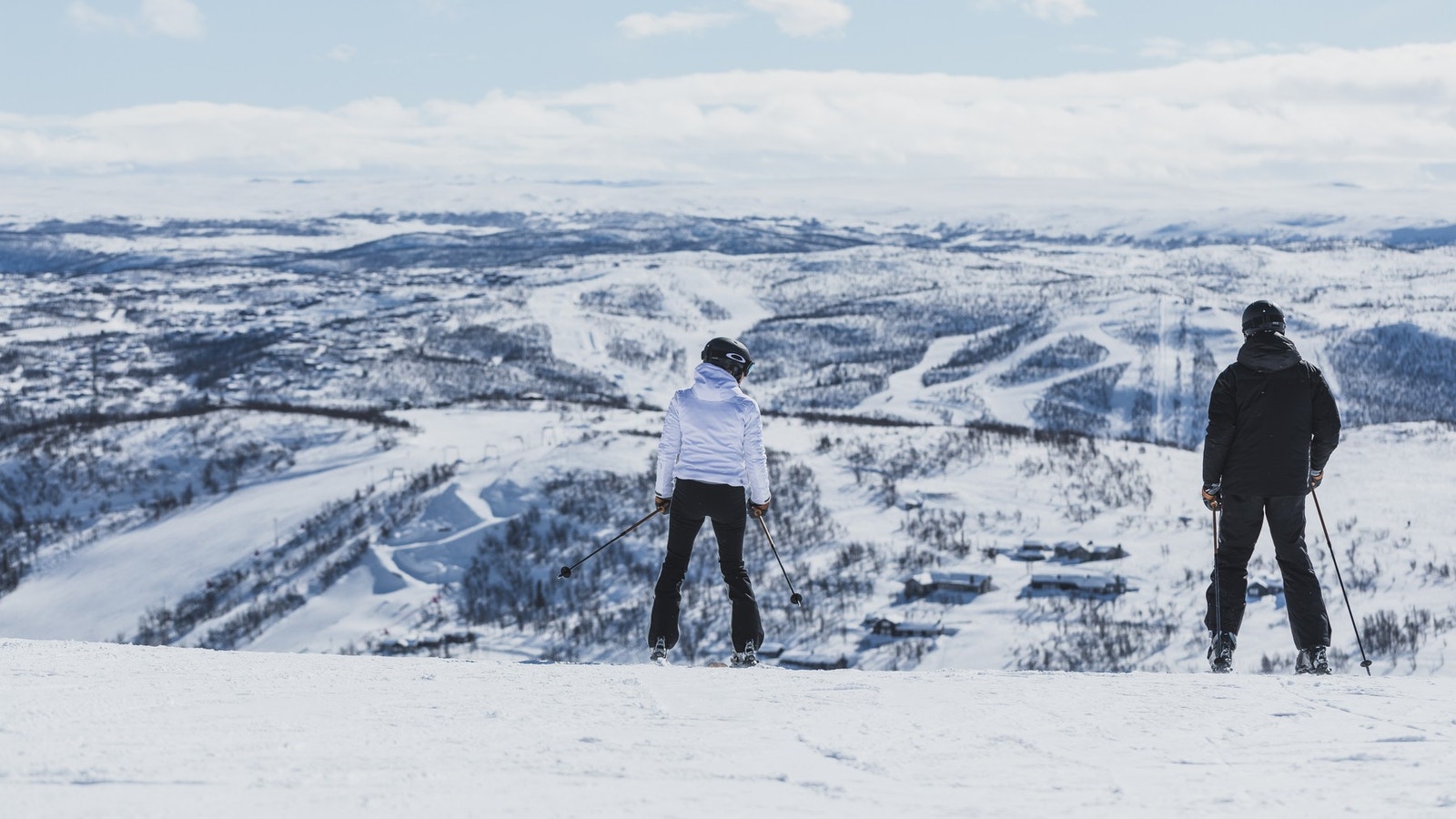 Vil du i alpinbakkene, kan du hoppe på gratis shuttlebuss som stopper like ved (Foto: Paul A Lockhart) Galleribilde
