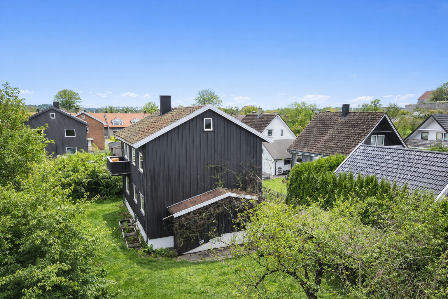 Innholdsrik HEL tomannsbolig beliggende innerst i blindvei. (Bildet er redigert med AI - feil kan forekomme). Galleribilde
