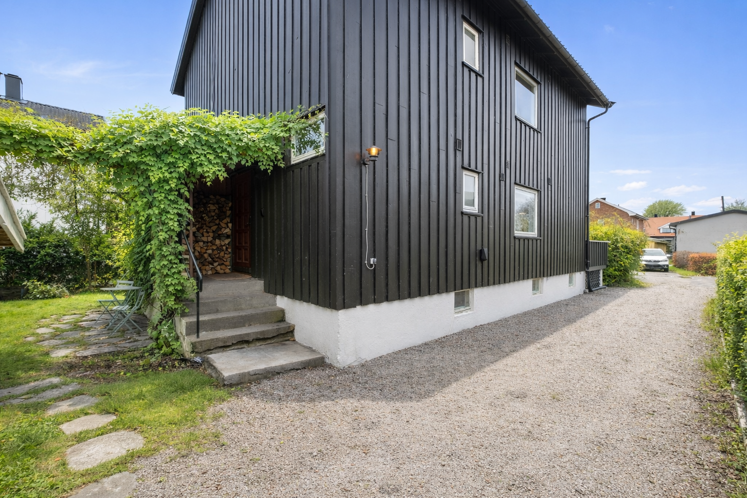 Via et innbydende, overbygd inngangsparti ønskes du velkommen inn. (Bilde er redigert med AI - feil kan forekomme). Galleribilde