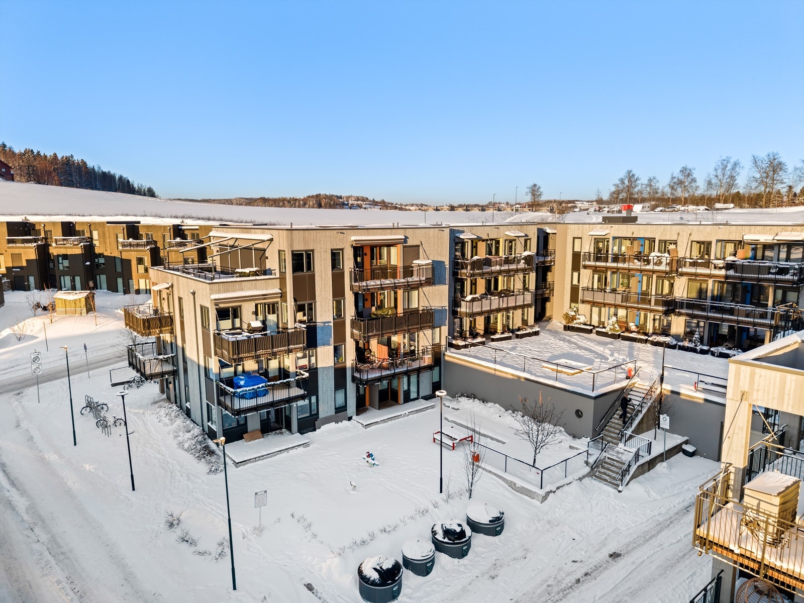 Området er familievennlig med flere barnehager og Kjeller skole (1-10. trinn) i nærheten. Galleribilde