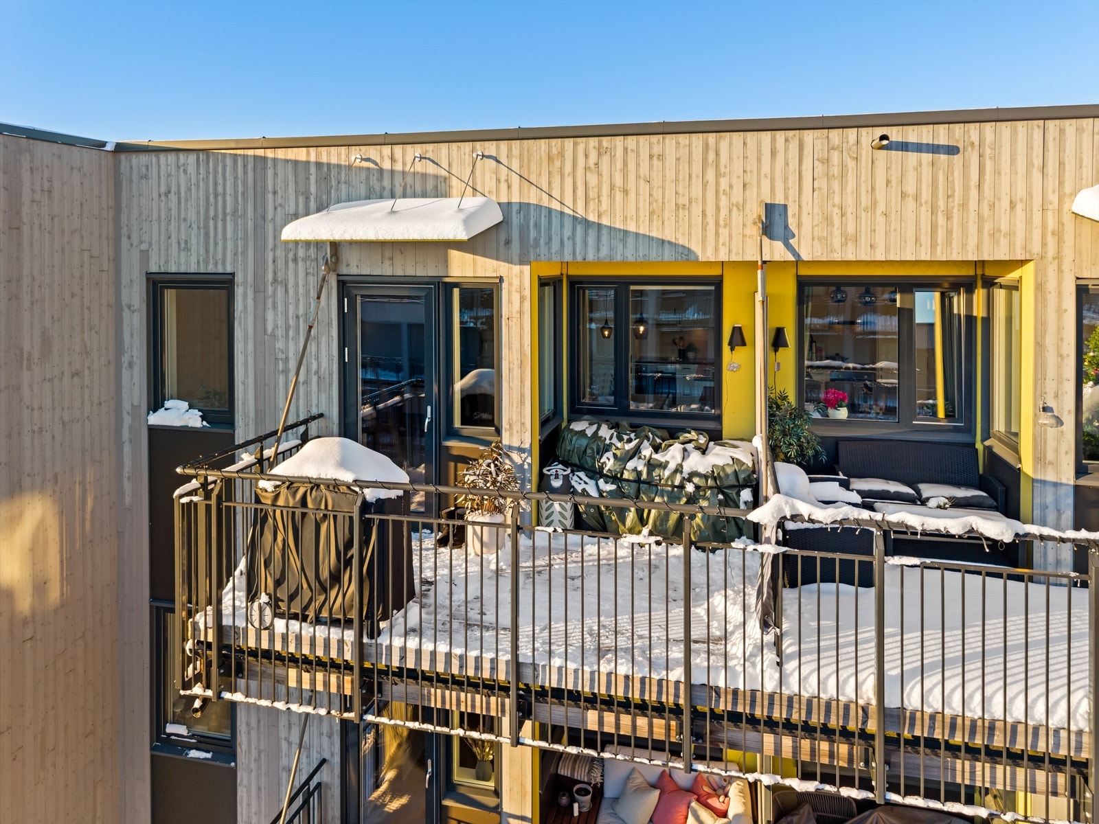 Bygget har en moderne arkitektur med fasader i trepanel. Bygget har en moderne arkitektur med fasader i trepanel. Balkongen har p.t bruksforbud. Galleribilde