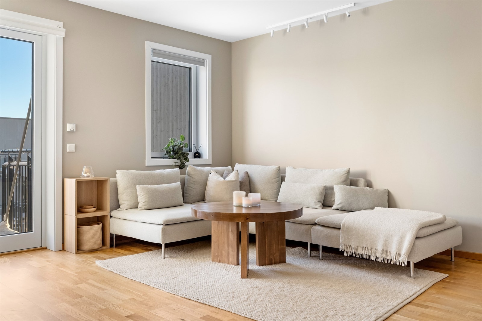 Store vindusflater slipper inn rikelig med dagslys og bidrar til en god romfølelse. Galleribilde