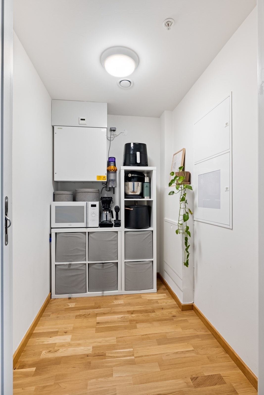 En innvendig bod gir ekstra og praktisk lagringsplass i leiligheten. Galleribilde