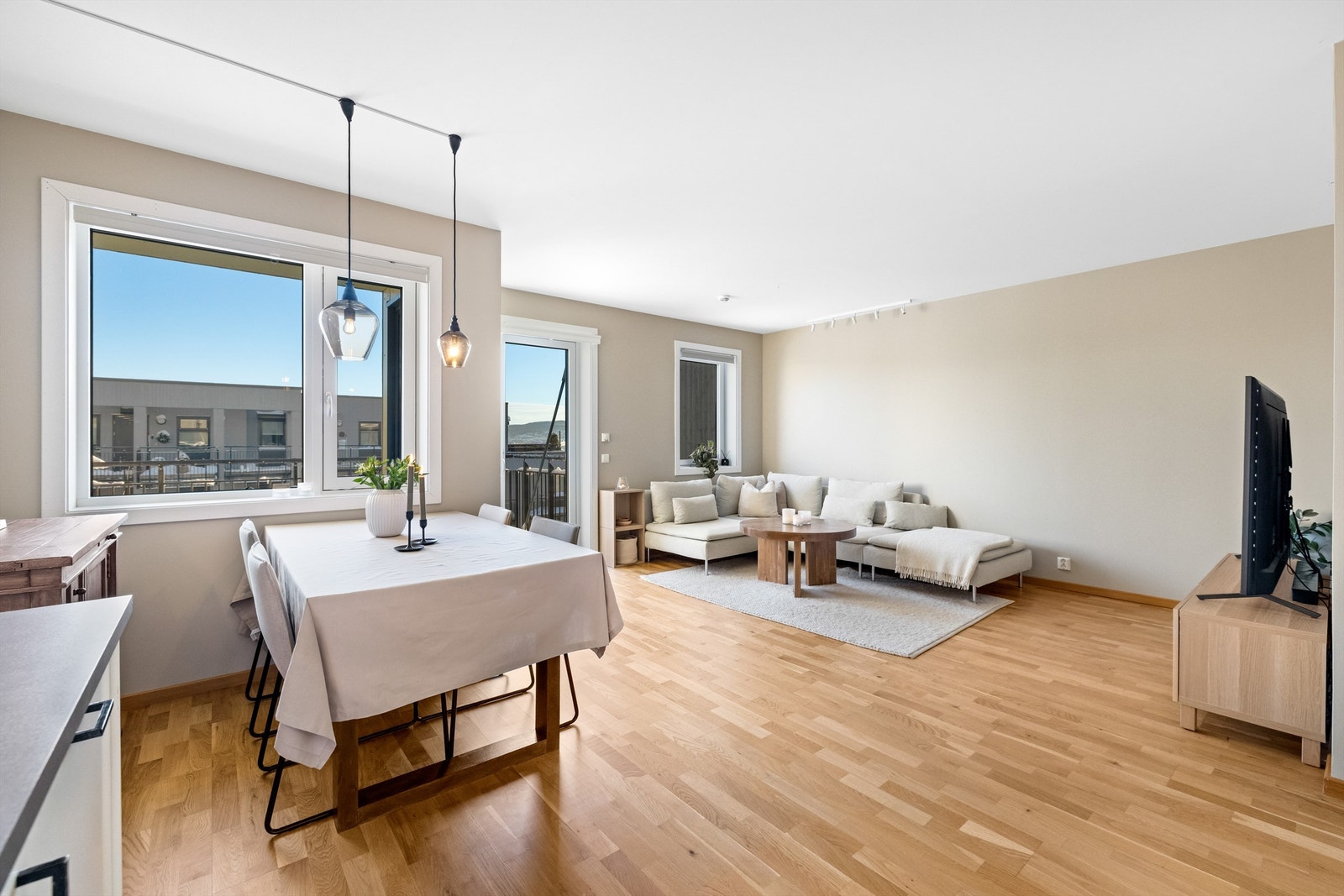 Leiligheten har en åpen og sosial stue- og kjøkkenløsning Galleribilde