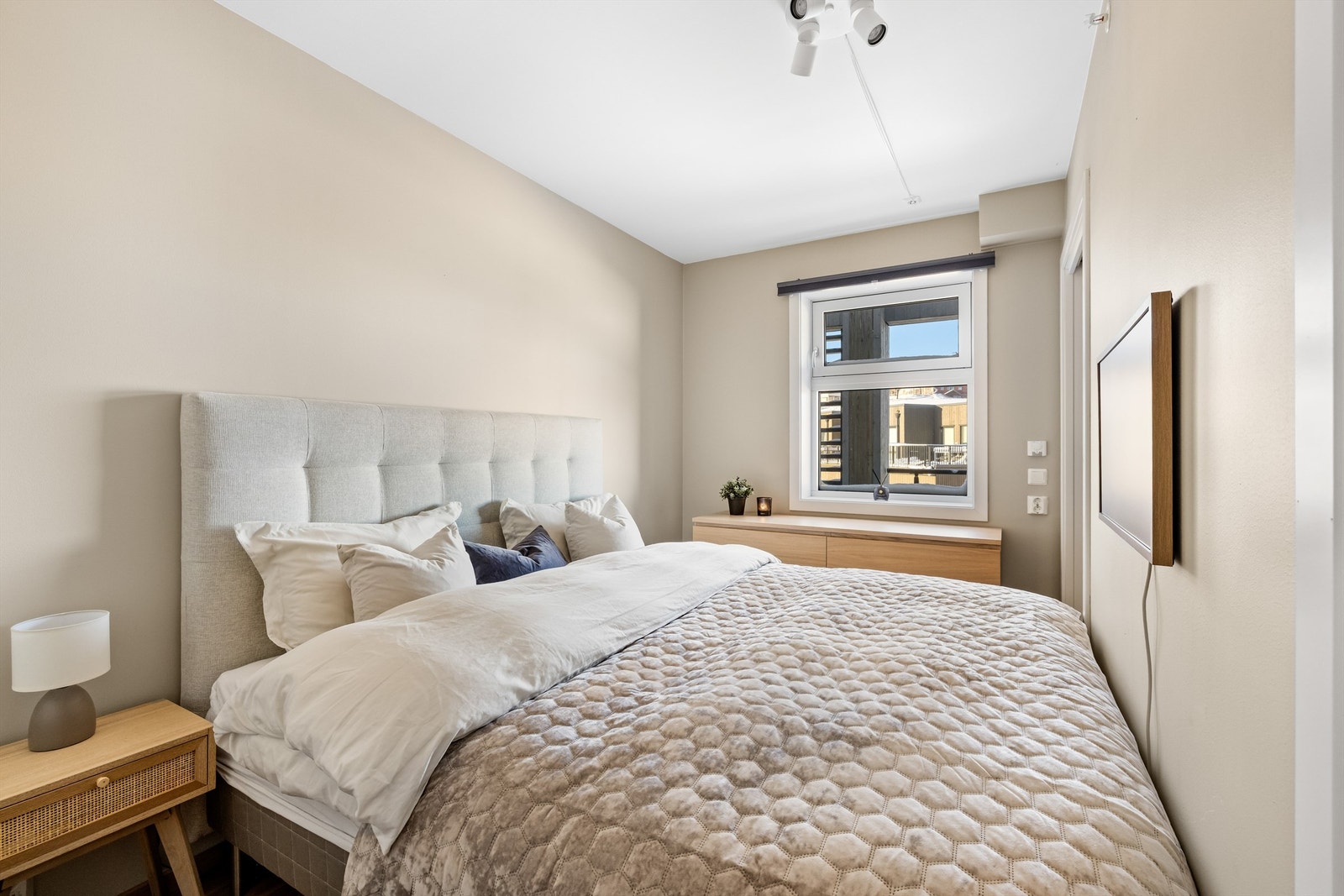 Hovedsoverommet er romslig og har god plass til dobbeltseng og nattbord. Galleribilde