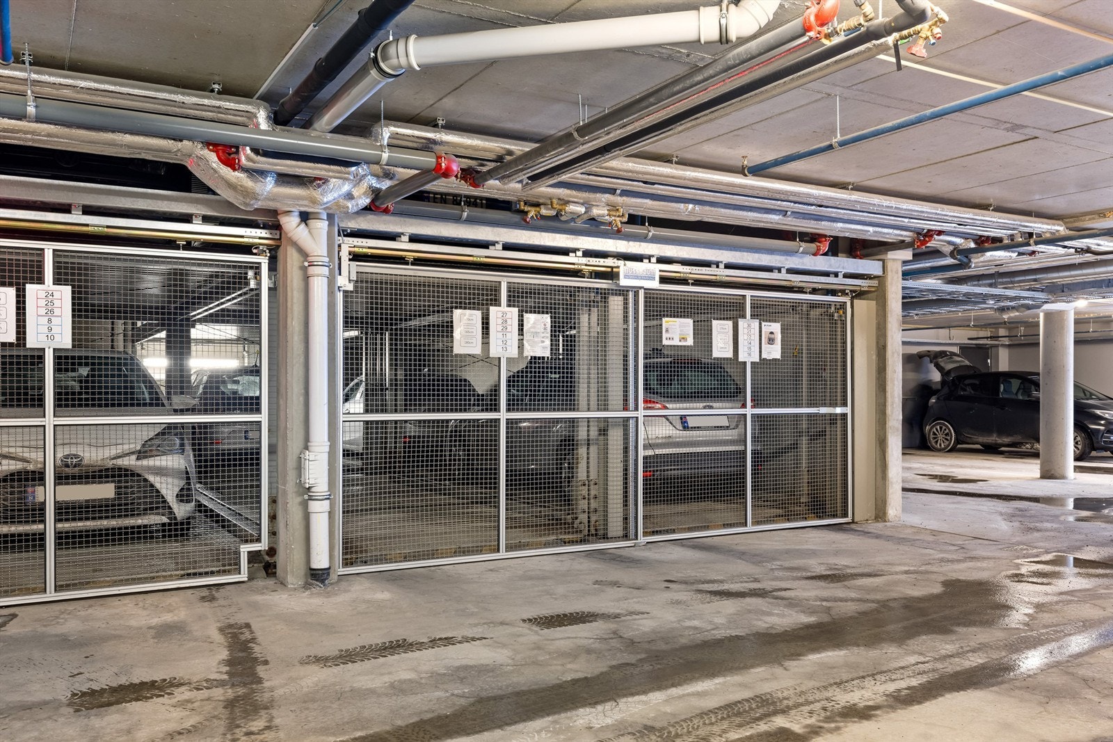 Det medfølger parkeringsplass og en sportsbod i felles, lukket garasjeanlegg. Galleribilde