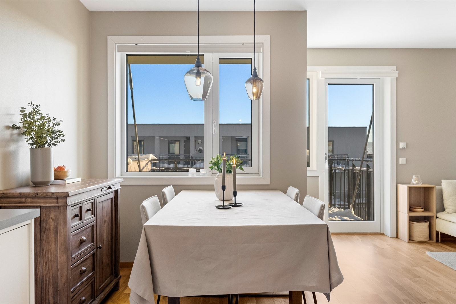 Vinduene ved spiseplassen gir godt med lys og utsyn mot nærområdet. Galleribilde