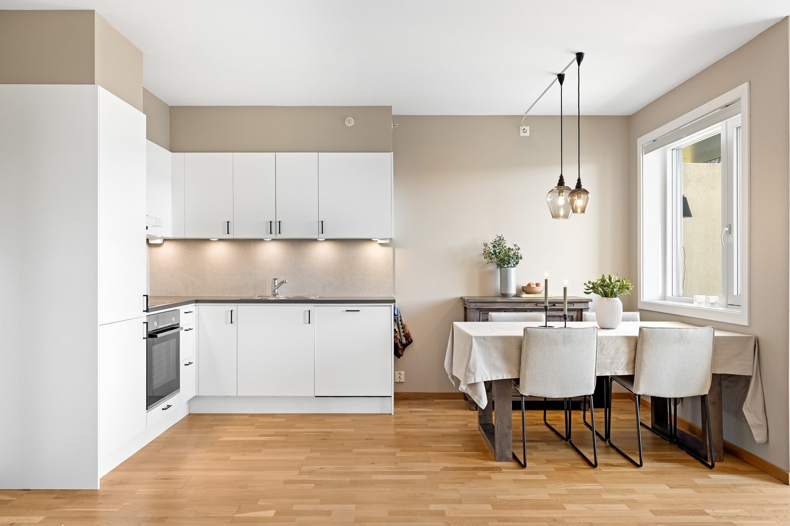 I tilknytning til kjøkkenet er det en naturlig sone for en hyggelig spiseplass. Galleribilde