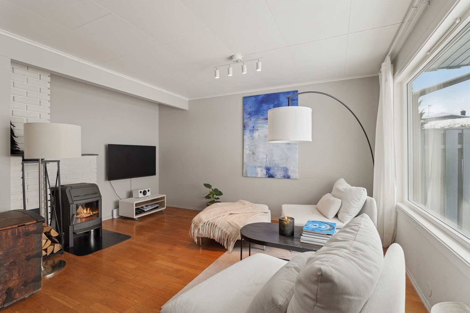 En vedovn i stuen skaper behagelig varme og en hyggelig, lun atmosfære på kalde dager. Galleribilde