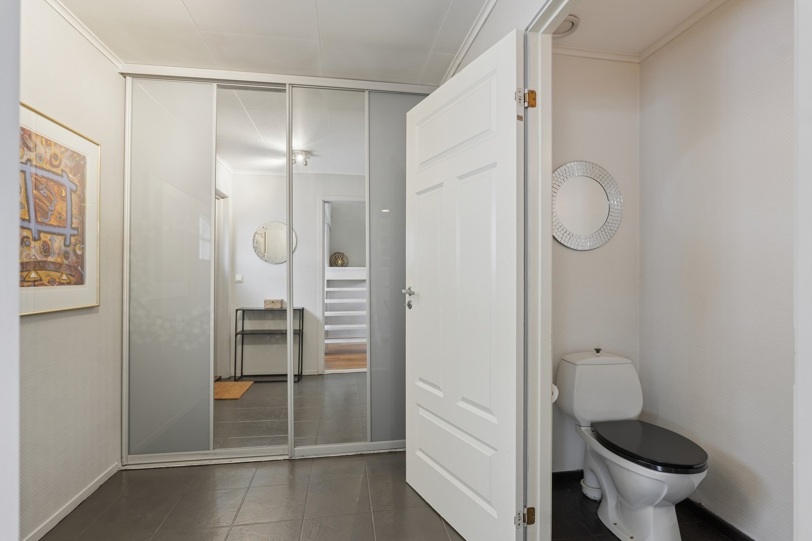 Entréen har adkomst til et praktisk toalettrom. Galleribilde