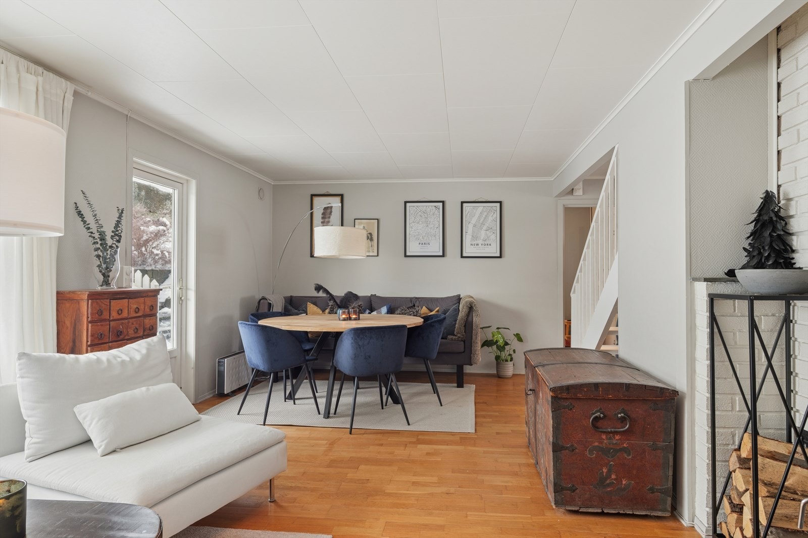 Spisegruppen har en fin plassering i stuen. Galleribilde