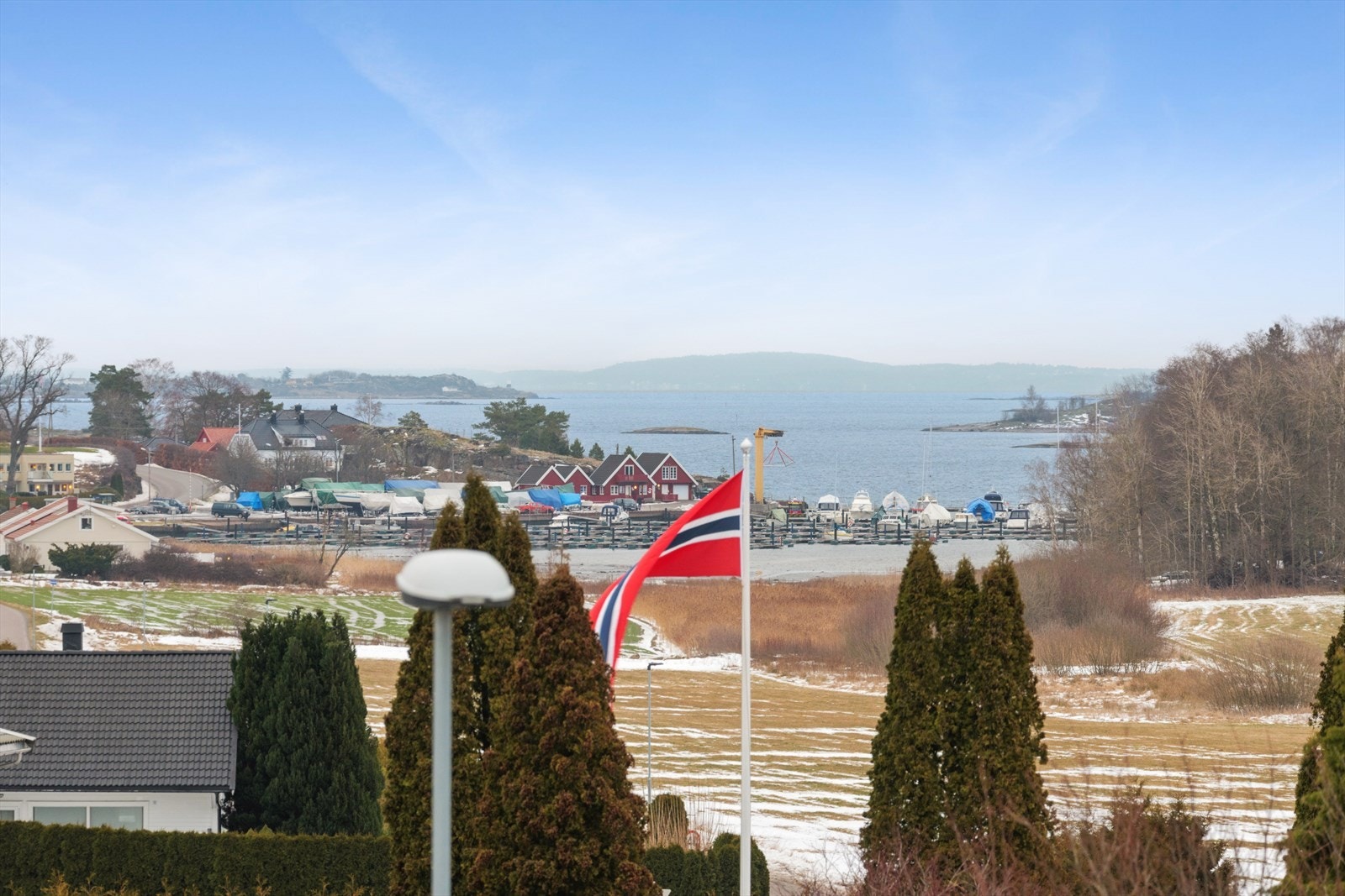 Fra leiligheten kan man nyte en vakker utsikt mot natur og nærområde. Fin sjøutsikt ned til Knarberg båthavn Galleribilde