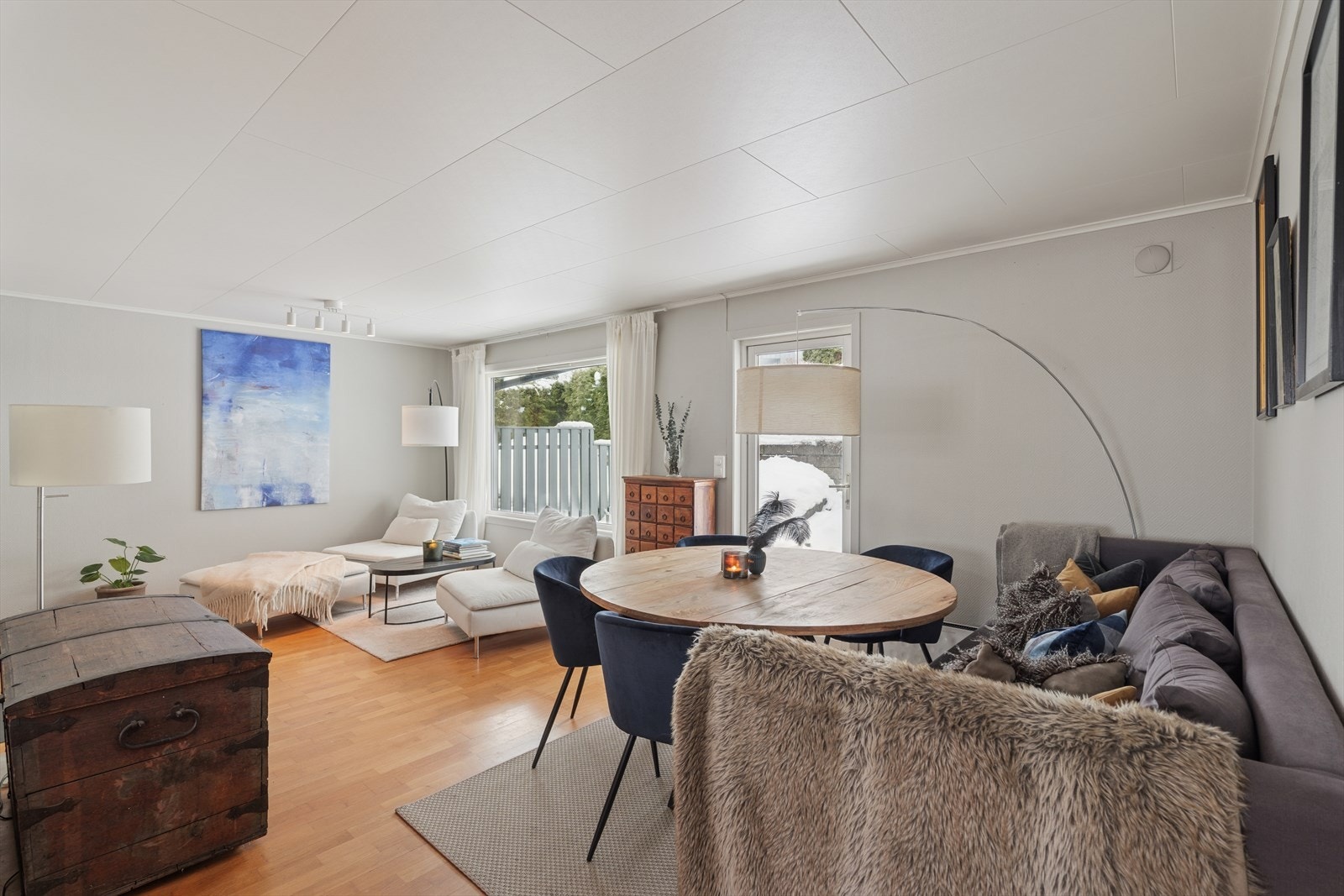 Stuen har en god størrelse og legger til rette for ulike møbleringsløsninger, slik at du enkelt kan skape den atmosfæren du ønsker. Galleribilde