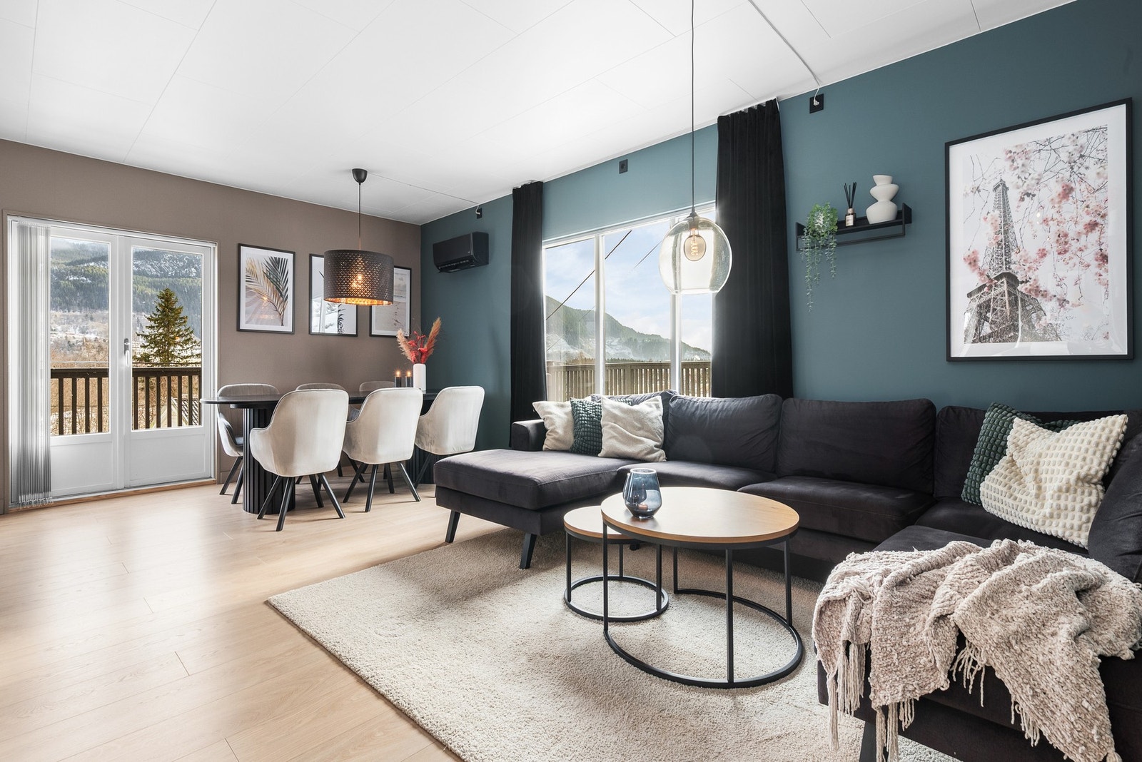 Velkommen til Bagøyvegen 49 presentert av Aleksander Riseth ved EiendomsMegler1. (Foto: Haukdal v/interiørfoto) Galleribilde