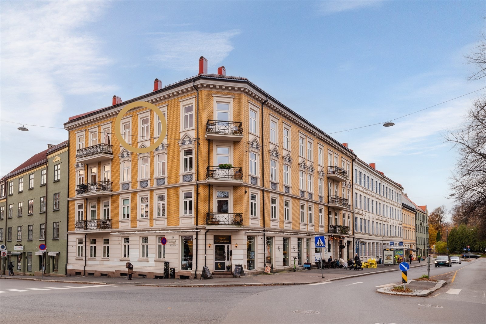 Fasade om sommeren. Leiligheten vender mot Stockfleths gate (ikke der bussen kjører). Galleribilde