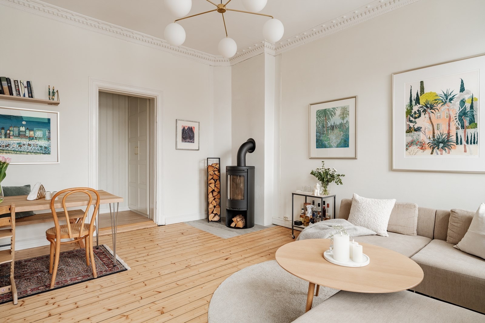 Tilbake til den romslige stuen. Galleribilde