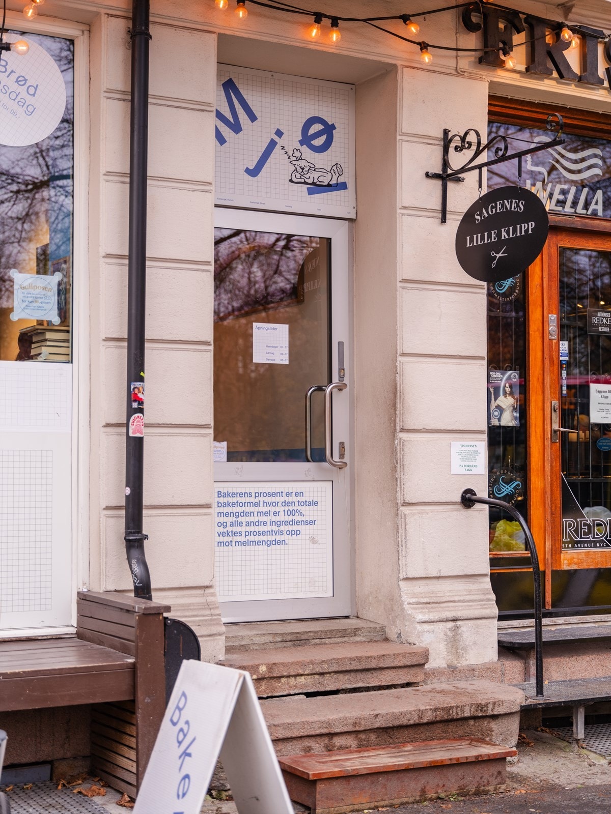 Området har også en rekke koselige kafeer og spisesteder som Bakeriet Mjøl i 1. etasje, Sagene lunsjbar, Bamboo, Helt Rått, Rivertz vinbar, Kaffebrenneriet mm. Galleribilde