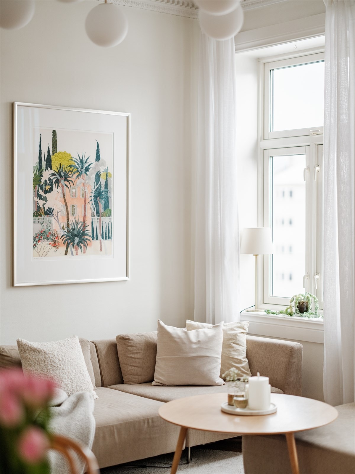 Store vinduskarmer i de fleste rom, samt dype vinduskarmer. Galleribilde