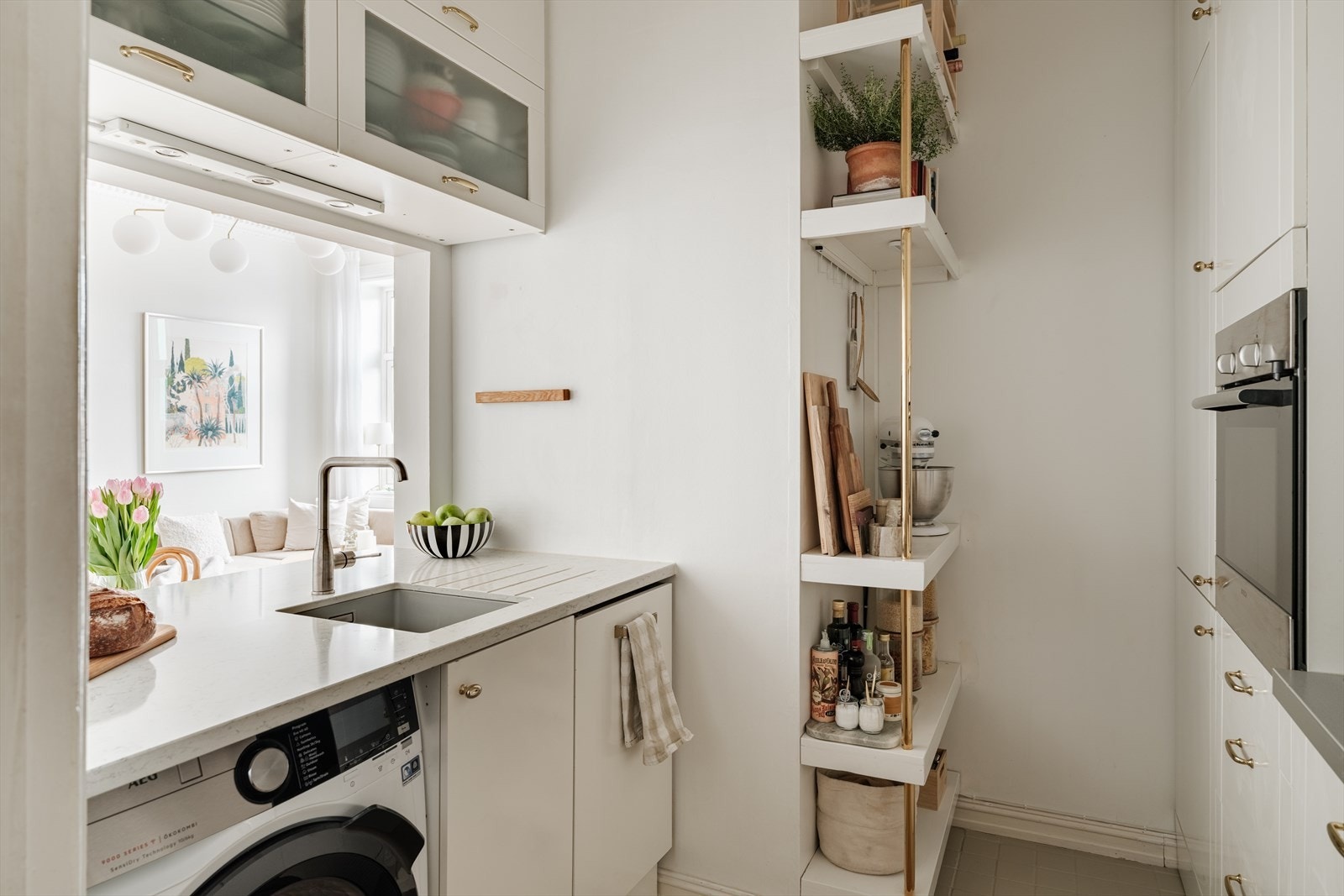 Det er opplegg til vaskemaskin her. Selger har hatt en kombimaskin her som de synes har fungert fint, effektivt for både tørk og vask. Kjøper kan selv sette inn vaskemaskin eller kombimaskin. Galleribilde