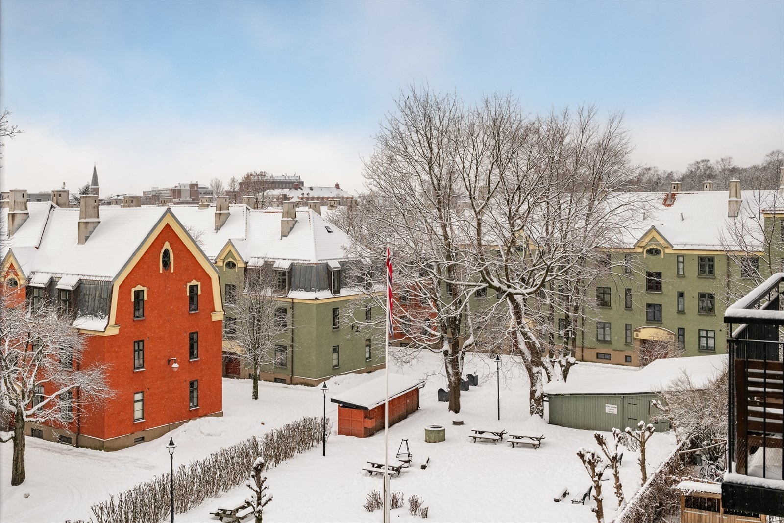 Hyggelig utsikt fra soverommet og mot bakgård/nabolag. Galleribilde