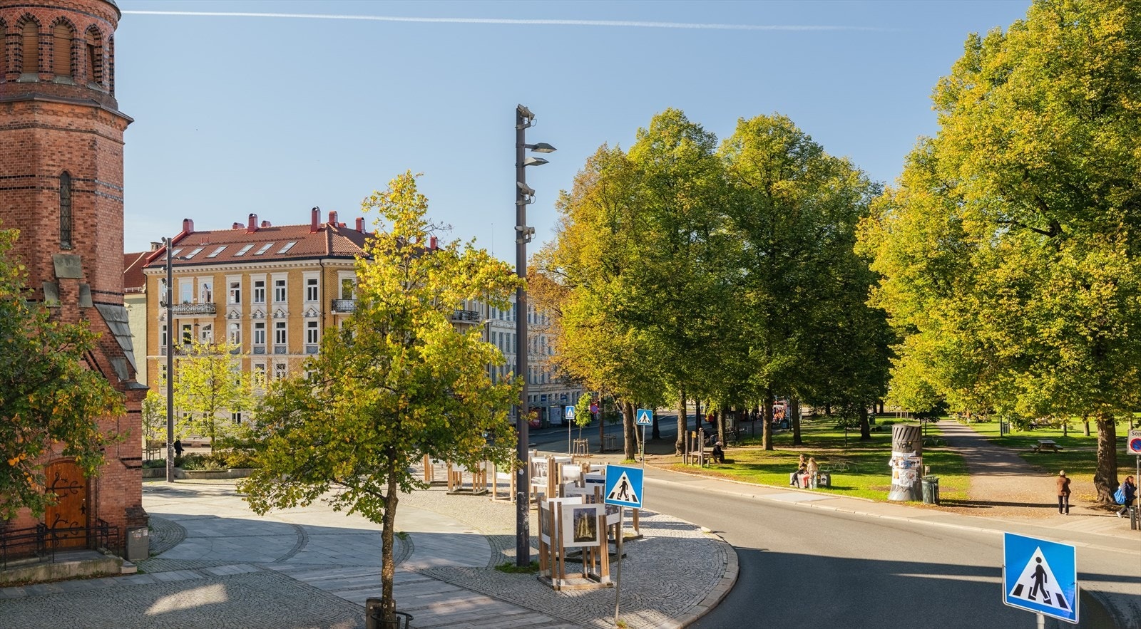 Leiligheten er usedvanlig sentralt plassert. Og enda bedre - Til tross for den utrolig sentrale beliggenheten oppleves leiligheten som stille og tilbaketrukkent, uten gjenboere, når man er inne. Galleribilde