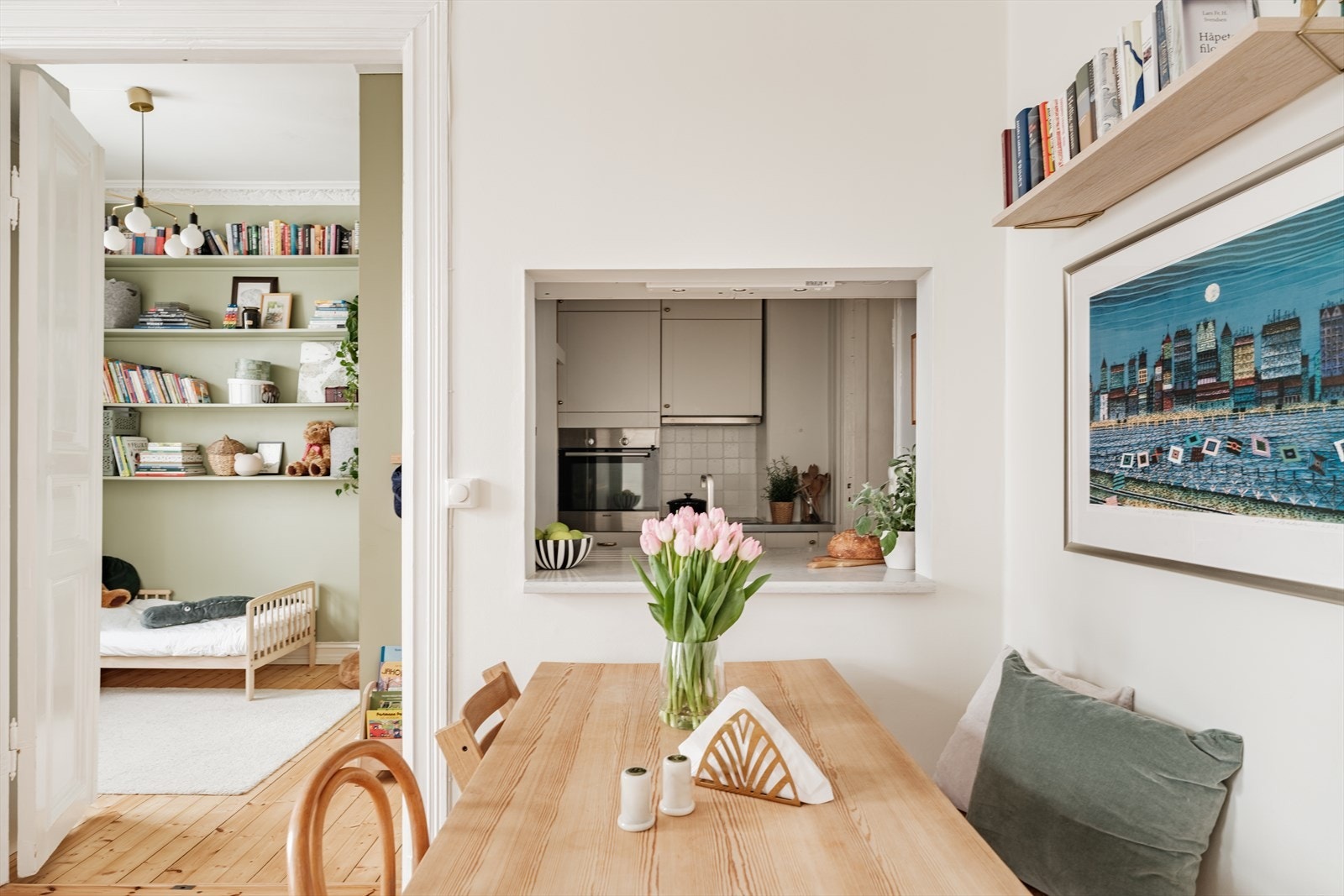 Det er laget åpning i veggen til kjøkkenet for å slippe lyset igjennom. Galleribilde