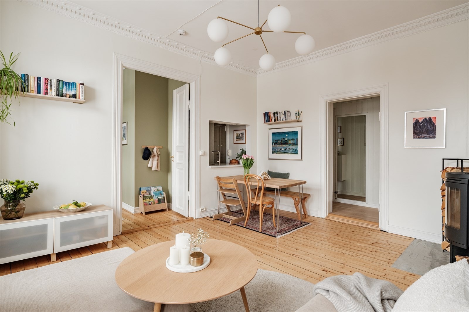 Naturlig plass til spisebord i tilknytning kjøkkenet. Galleribilde