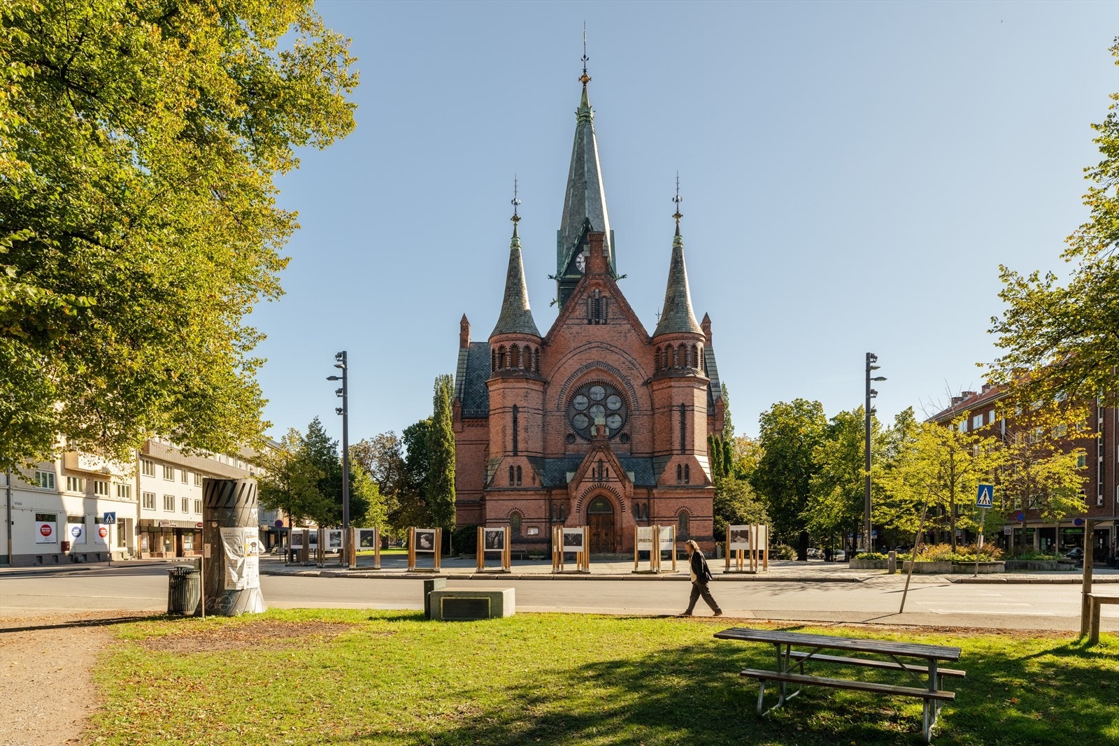 Sagene Kirke med parkområde like bak. Galleribilde