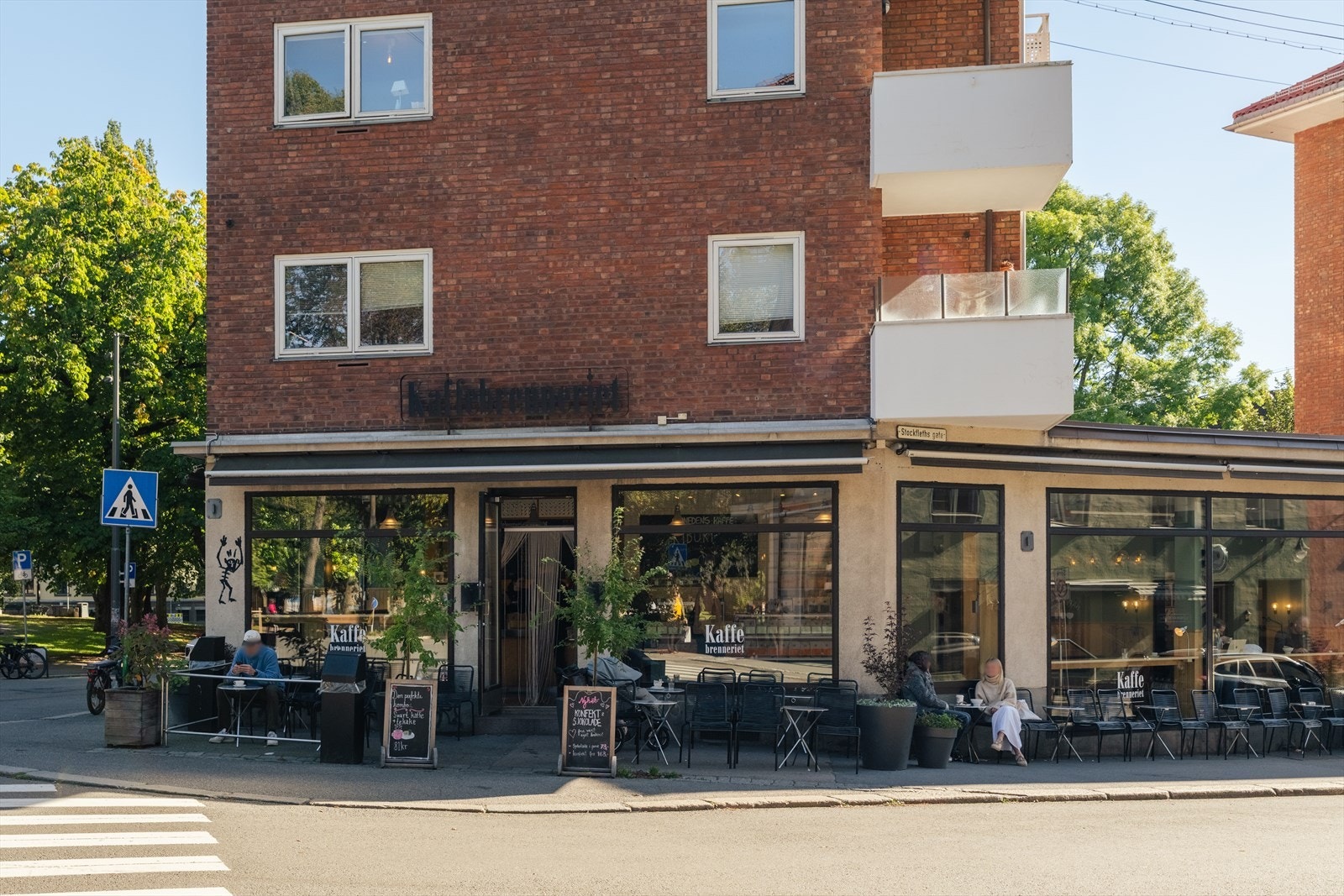 Området har også en rekke koselige kafeer og spisesteder som Bakeriet Mjøl i 1. etasje, Sagene lunsjbar, Bamboo, Helt Rått, Rivertz vinbar, Kaffebrenneriet mm. Galleribilde