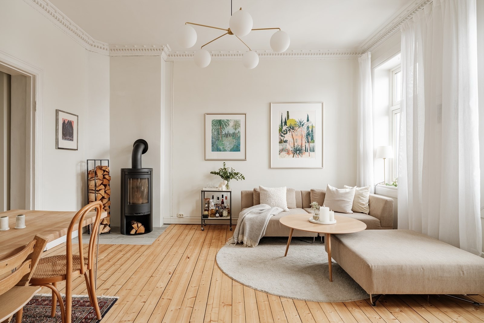 En utrolig koselig og lys 3-roms leilighet med flotte klassiske detaljer, smarte løsninger og god planløsning. Galleribilde
