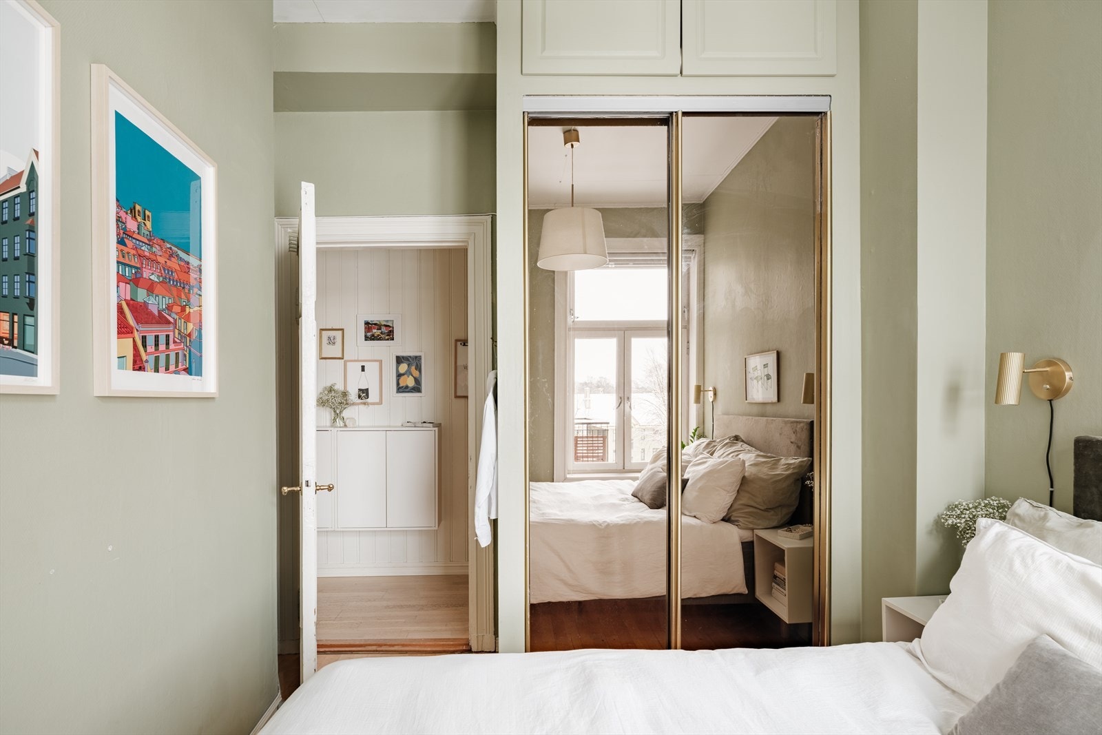 Stor skyvedørsgarderobe med speildører. Galleribilde