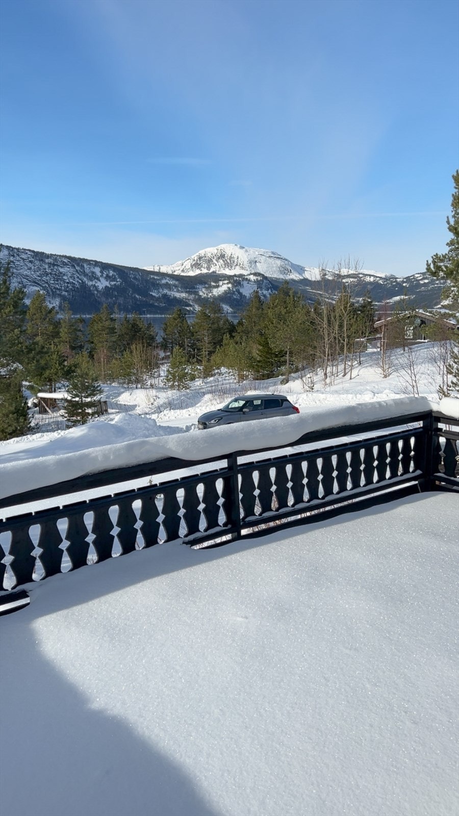 Snødekt terrasse gir en fredelig atmosfære med utsikt mot fjellandskap. Galleribilde