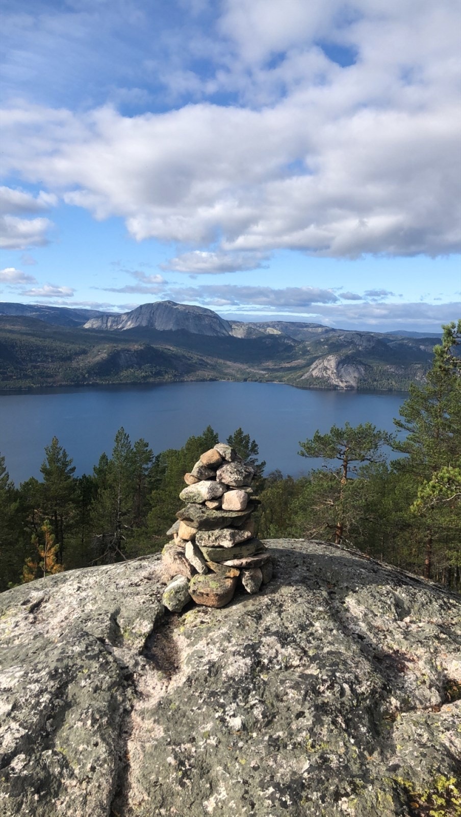 Steinvarden på fjelltoppen gir panoramautsikt over landskapet. Galleribilde