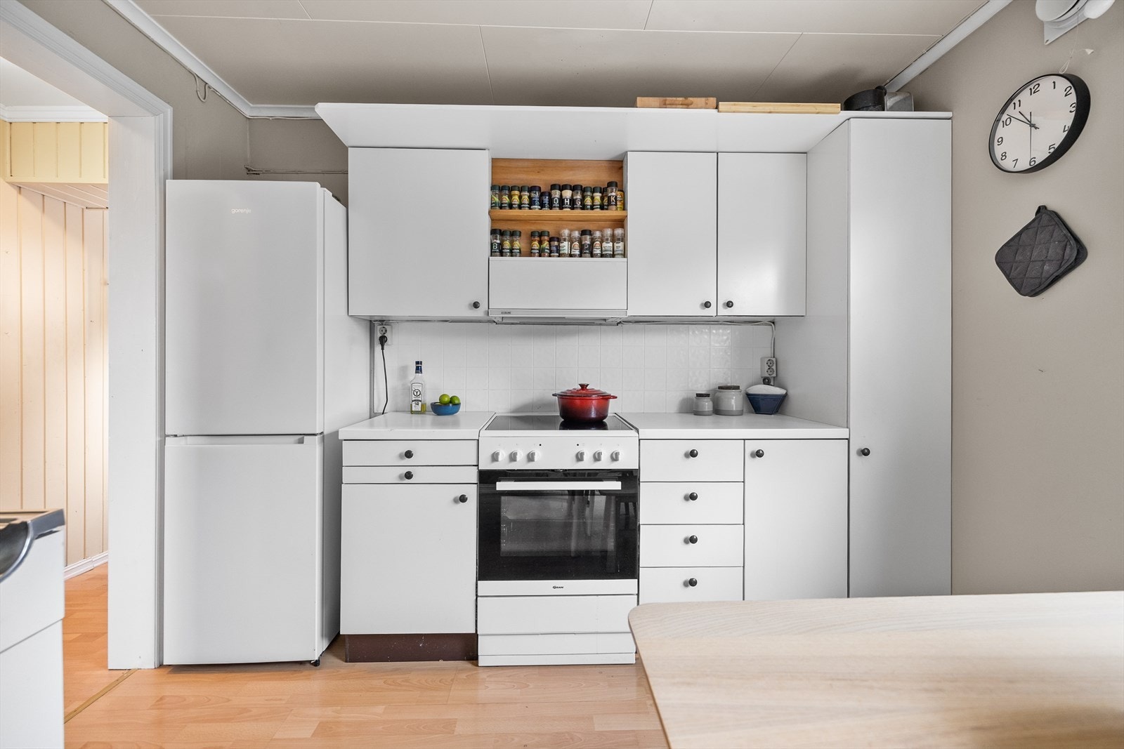 Det er godt med skap- og benkeplass på kjøkkenet for matlaging og oppbevaring. Galleribilde