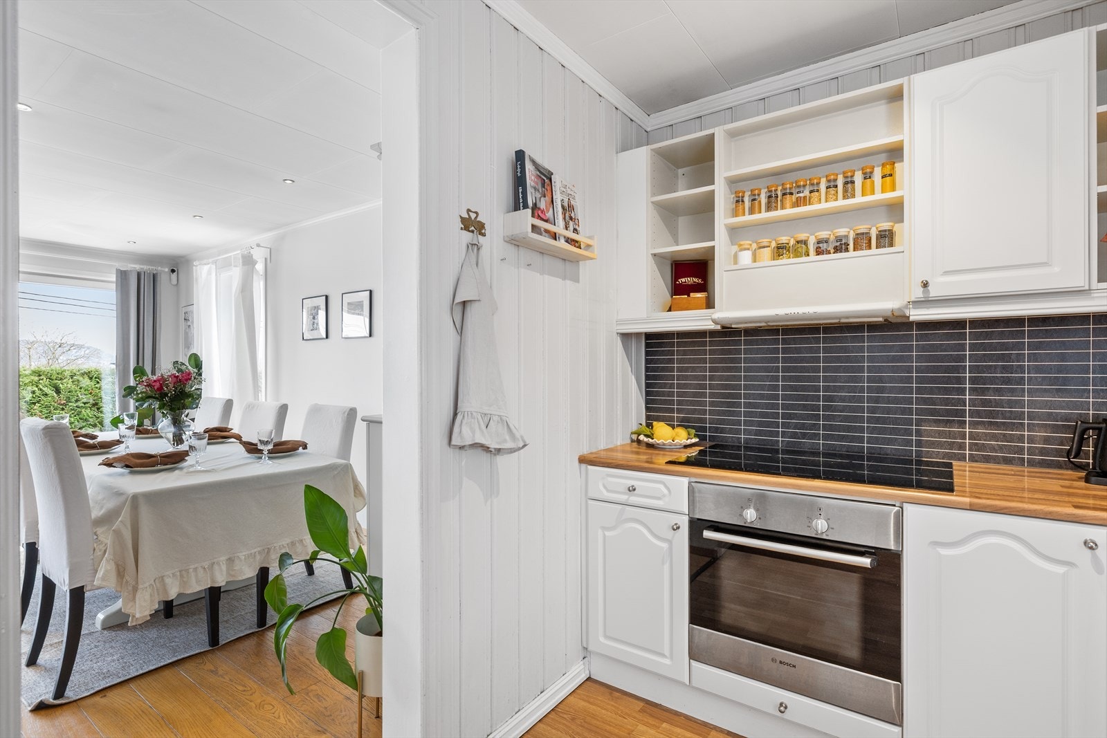 Videre fra stuen ankommer du boligens kjøkken. Galleribilde