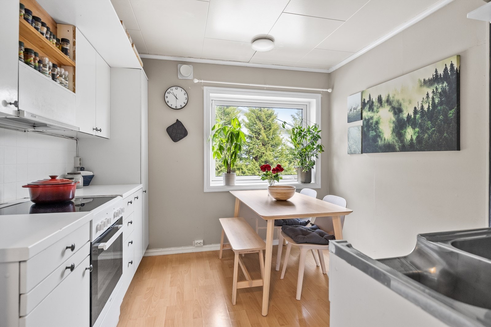 Kjøkkenet har eldre innredning med hvite og slette fronter. Galleribilde