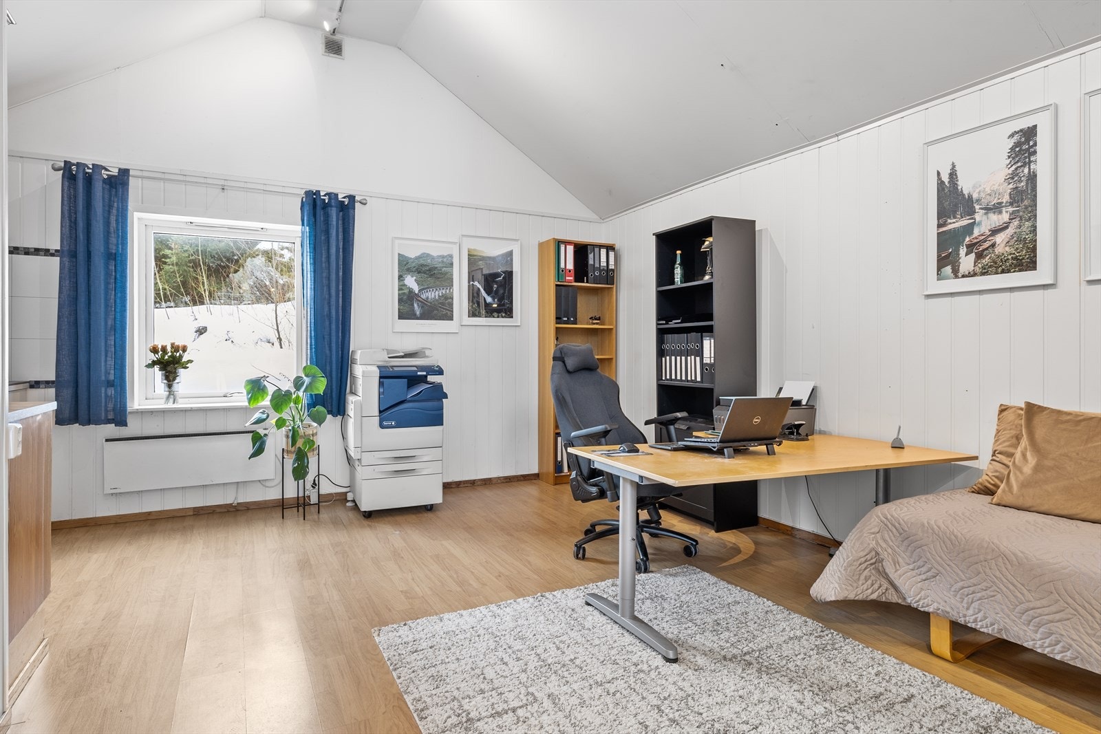 Annekset er innredet med kontor, bad og toalettrom. Dette er ikke godkjent til varig oppholdsrom. Galleribilde