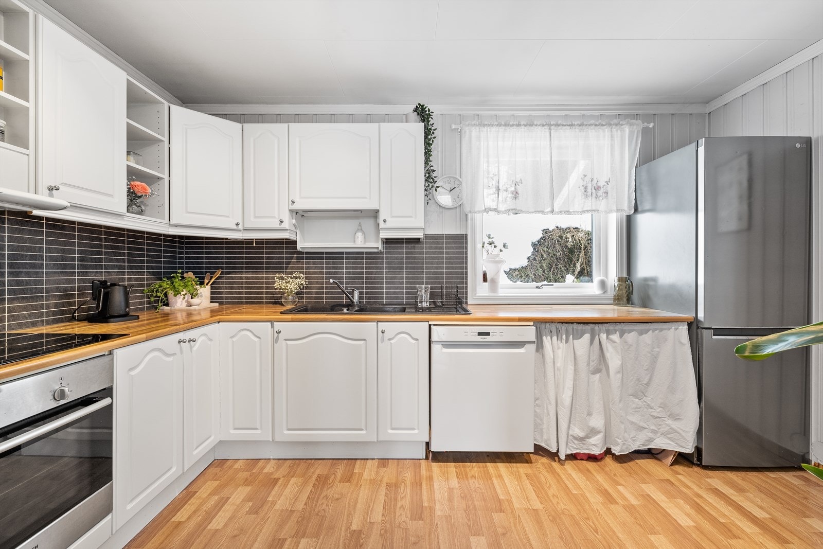 Det er godt med skap- og benkeplass på kjøkkenet for matlaging og oppbevaring. Galleribilde