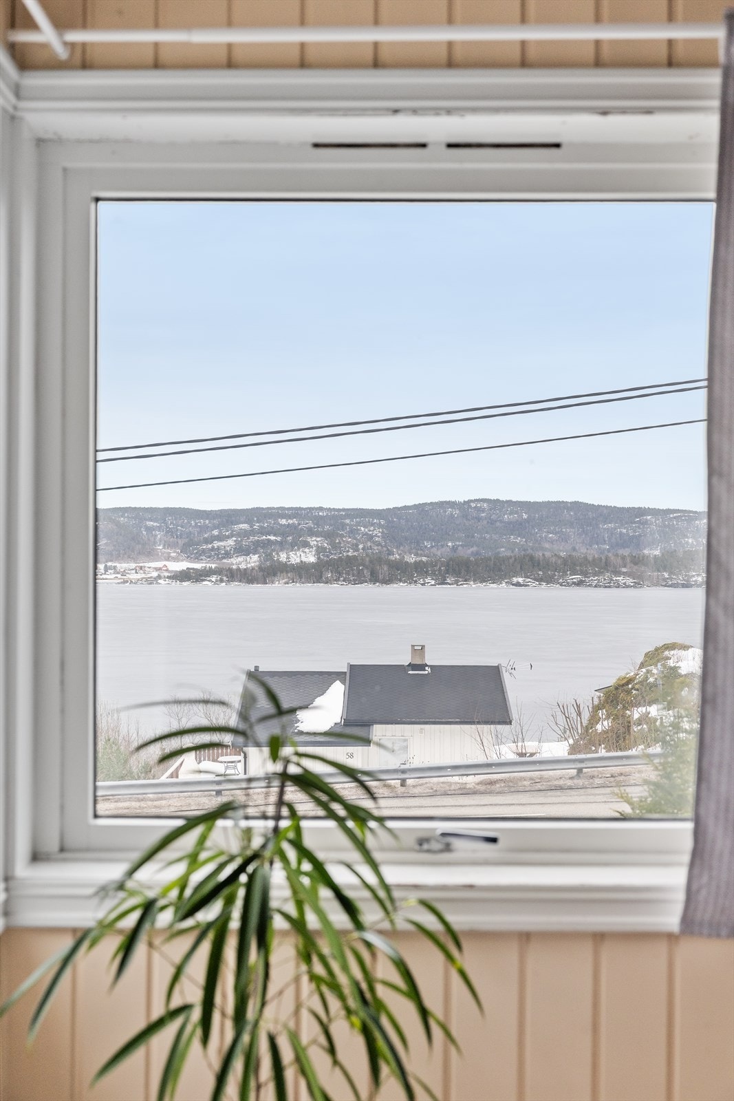 Her våkner du til en nydelig utsikt over sjøen. Galleribilde