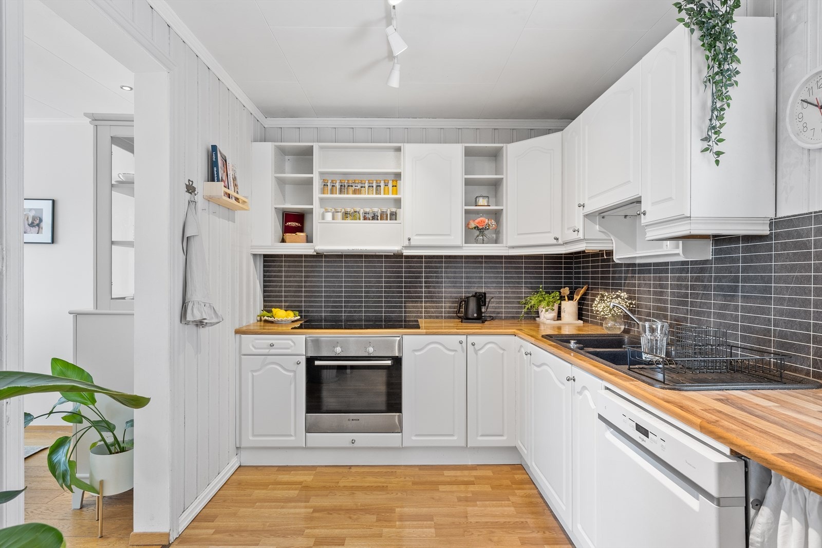 Kjøkkenet er koselig og funksjonelt, med nylakkerte kjøkkenfronter som gir et pent og oppgradert uttrykk. Galleribilde