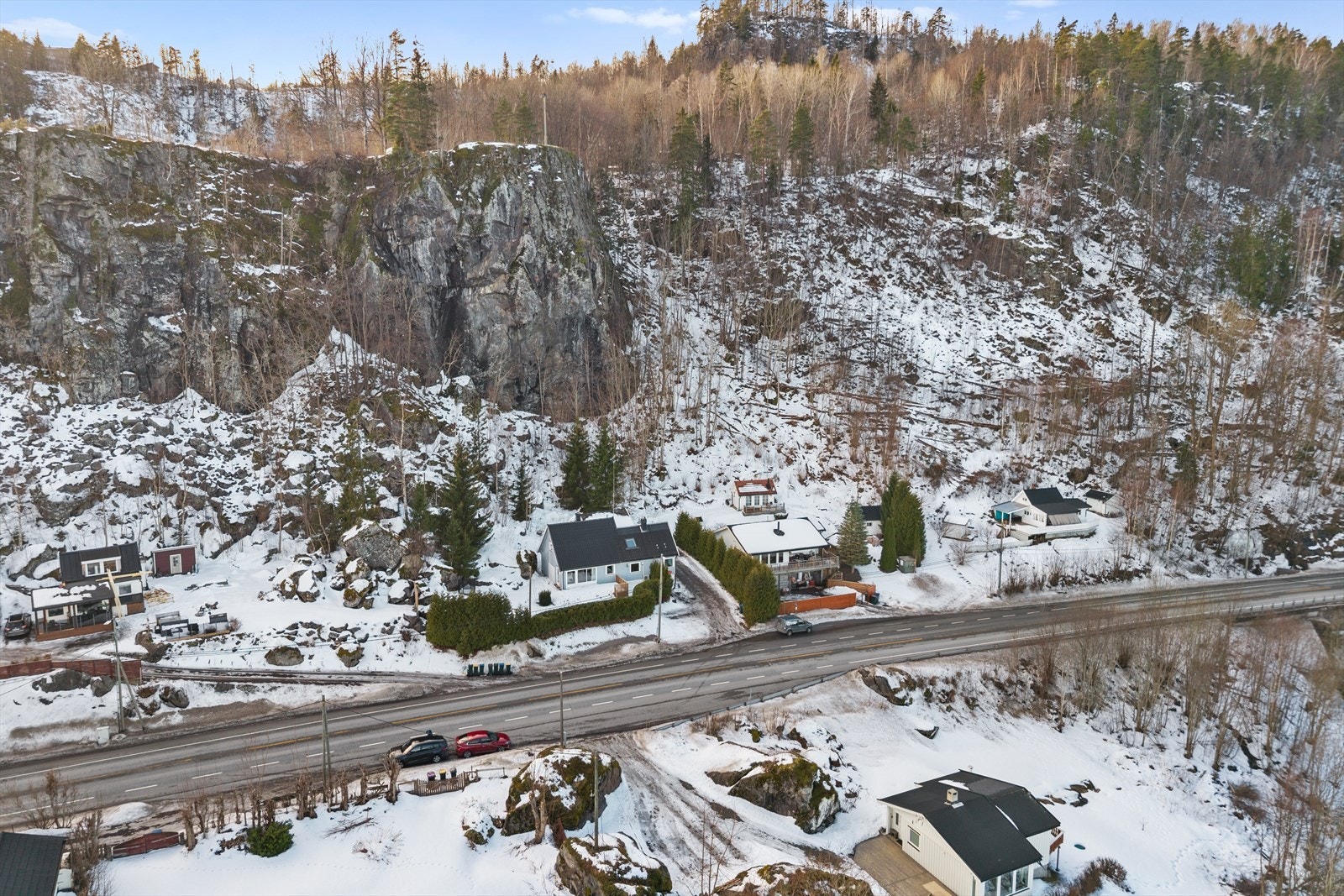 Her bor du fredelig og tilbaketrukket, samtidig som du har kort vei til badeplass og en hyggelig gangsti helt inn til Holmestrand sentrum. Galleribilde