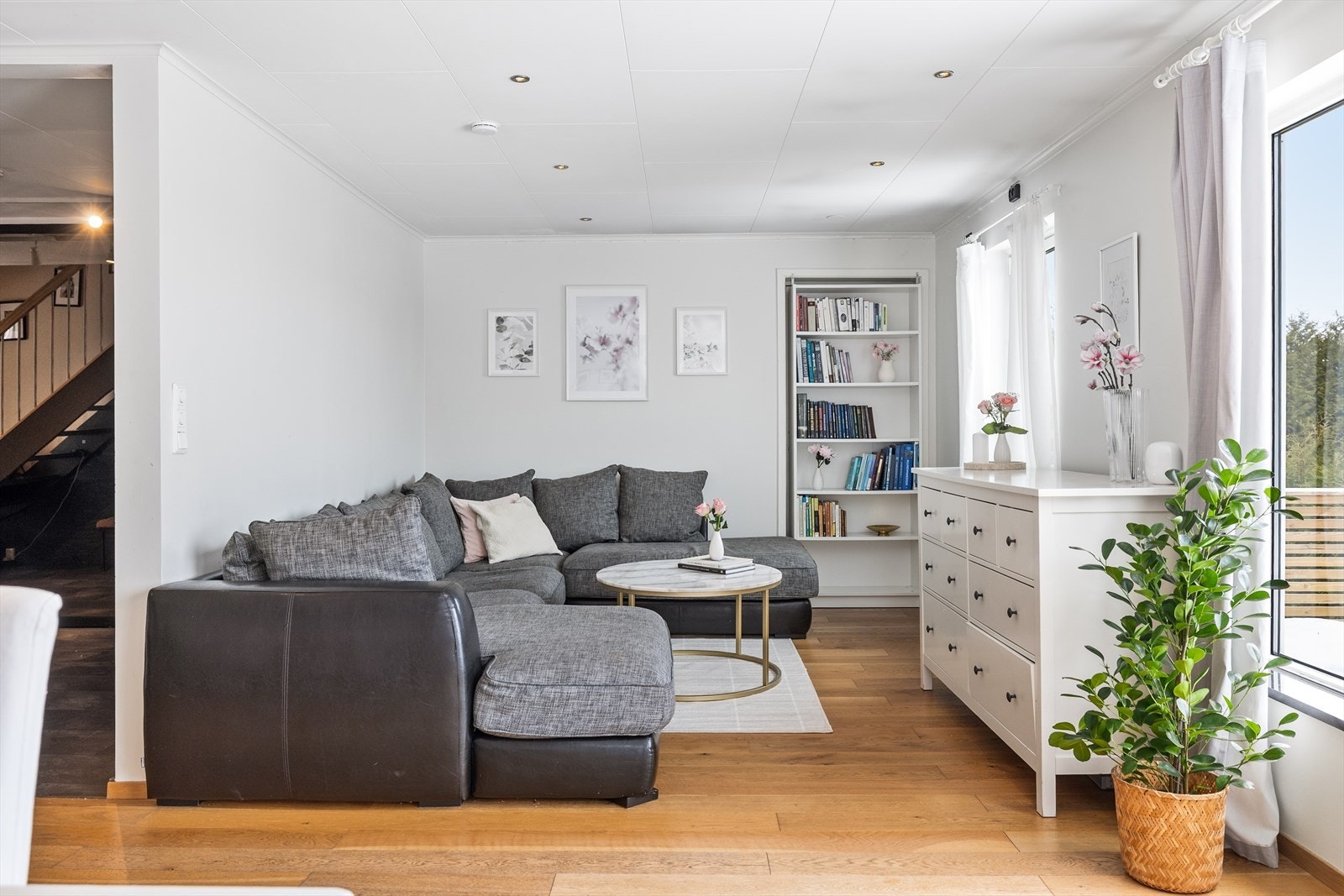 Her møter du et stort rom med gode møbleringsmuligheter. Galleribilde