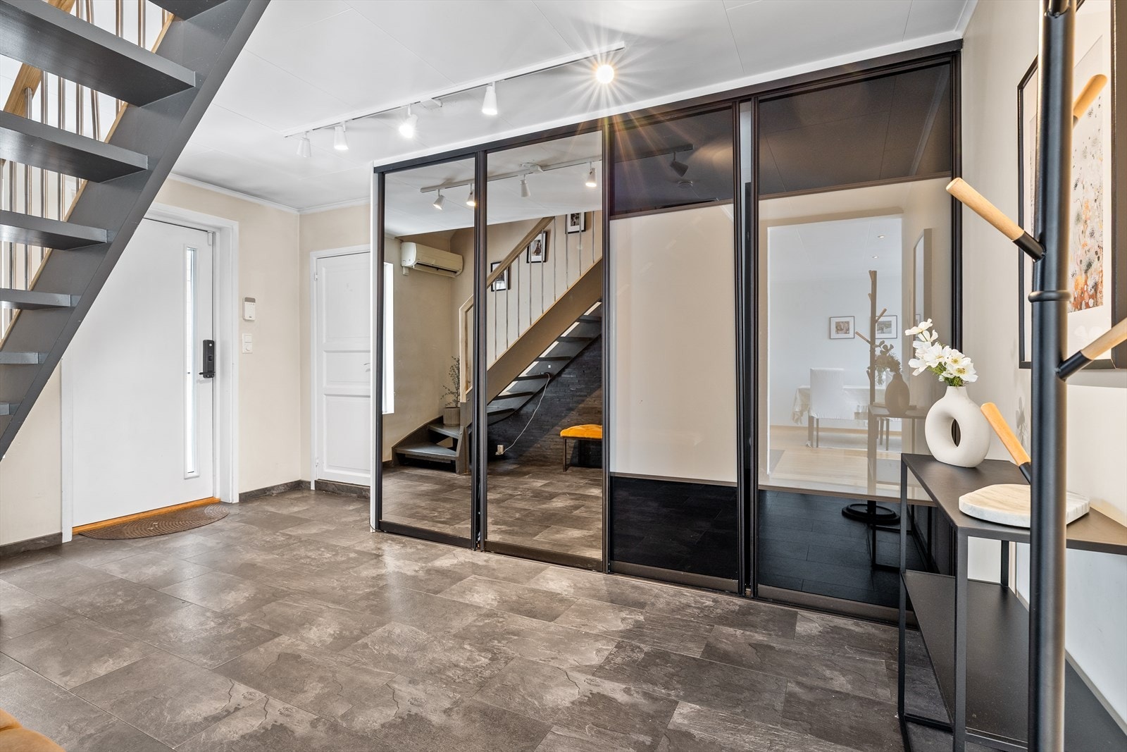 Her er det god gulvplass, og en stor garderobe med skyvedører sørger for rikelig med oppbevaringsmuligheter. Galleribilde